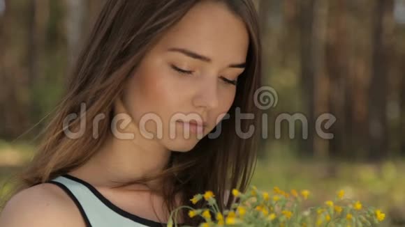 森林里有一束野花的女孩视频的预览图