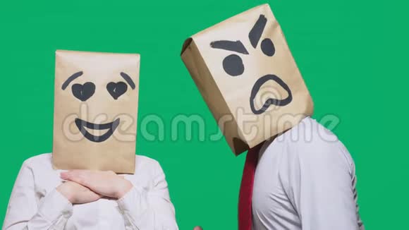 情绪和手势的概念两个人在纸袋里笑着咄咄逼人的微笑发誓第二个样子视频的预览图