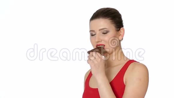 红口红的女人吃黑巧克力视频的预览图