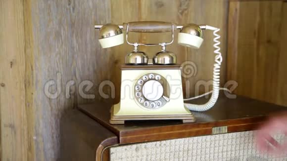 老式模拟座机电话用手指拨接视频的预览图