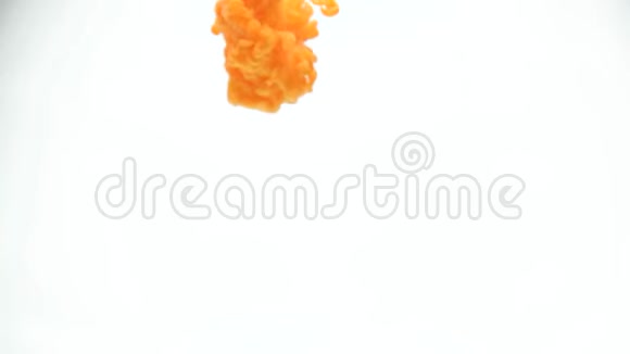 橙色墨水在水中创意慢动作在白色背景下视频的预览图