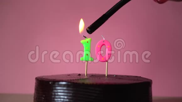 巧克力生日蛋糕与灯芯照明试图吹蜡烛视频的预览图