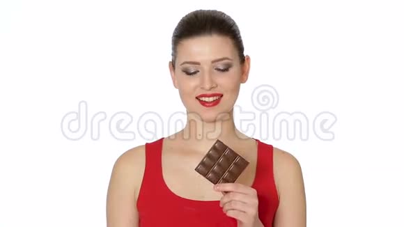 红口红的女人吃黑巧克力视频的预览图