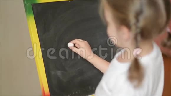 在黑板上练习简单的数学视频的预览图