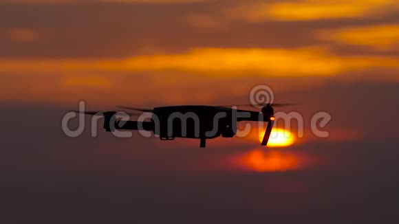 科普特飞了起来背景是一片深红色的夕阳他飞走了视频的预览图