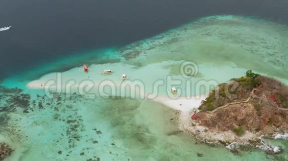 小托皮克岛白色沙滩顶部景色视频的预览图