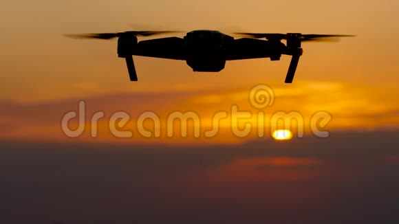 日落时分无人机移除美丽的风景视频的预览图