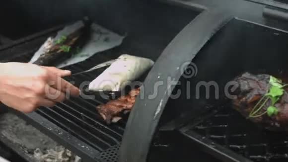 户外烤架上的牛肉排骨视频的预览图