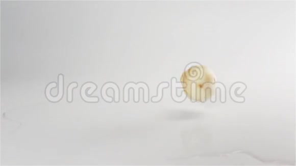 蘑菇落在白色潮湿的表面视频的预览图