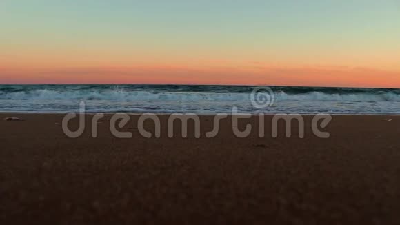 伊姆罗兹岛日落时分海浪在空荡荡的海滩上坠毁视频的预览图