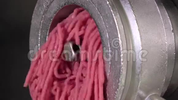 生产碎牛肉的机械切碎机视频的预览图