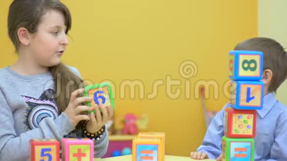 小男孩和小女孩在房间里玩立方体视频的预览图