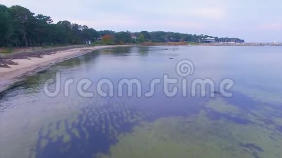 上面的鸟瞰图波罗的海沿岸卢胡苏湾视频的预览图