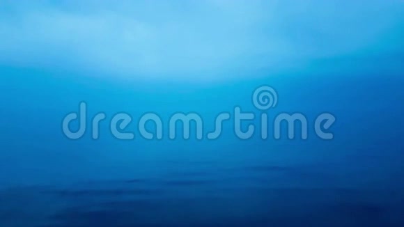 希腊朦胧的风景有着戏剧性的天空和平静的大海视频的预览图