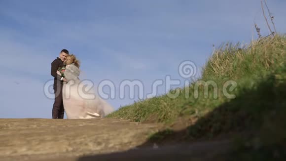 美丽的新娘是在大自然的背景下拍摄的一对年轻夫妇散步视频的预览图