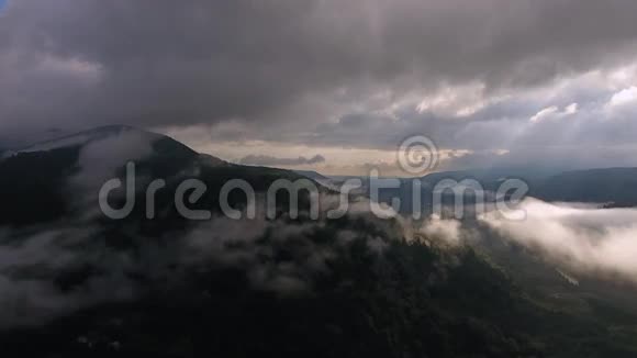 美丽的飞越云与傍晚的早晨艾里拉女士的云安第斯山脉视频的预览图