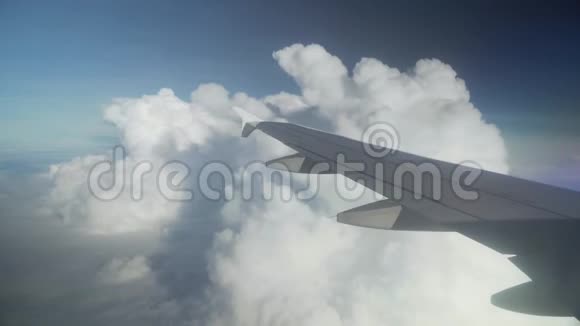 从飞机机翼上看到的画面和海洋上的积云视频的预览图