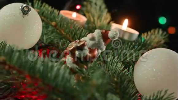 圣诞背景圣诞老人和圣诞老人一起在圣诞树上用蜡烛做美丽的圣诞舞会视频的预览图