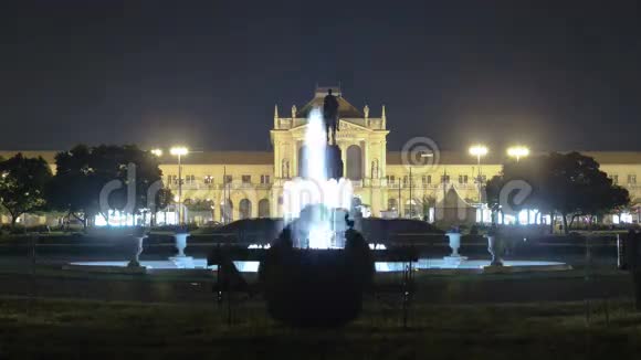 人们在托米斯拉夫广场与喷泉在主火车站前的夜晚时间克罗地亚ZAGREB视频的预览图