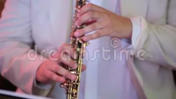 音乐家演奏双簧管视频的预览图