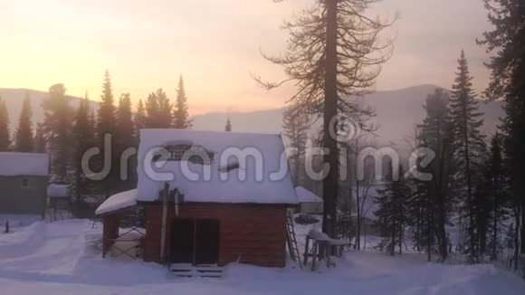在令人惊叹的日出山庄奇妙的冬季景观雪山3840x2160视频的预览图