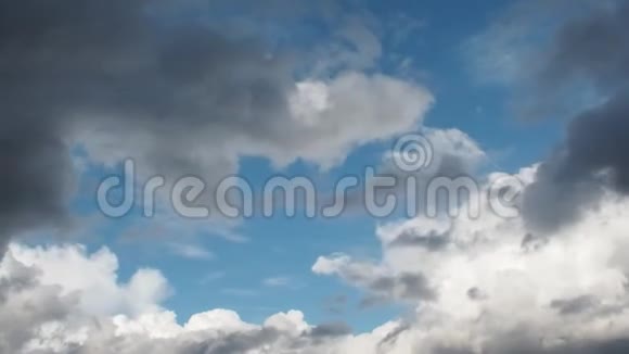 乌云遮住蓝天美丽的云彩飞过天空视频的预览图