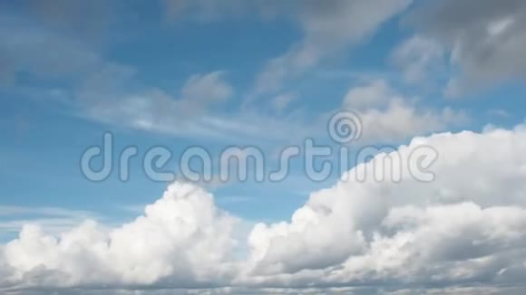 乌云遮住蓝天美丽的云彩飞过天空视频的预览图