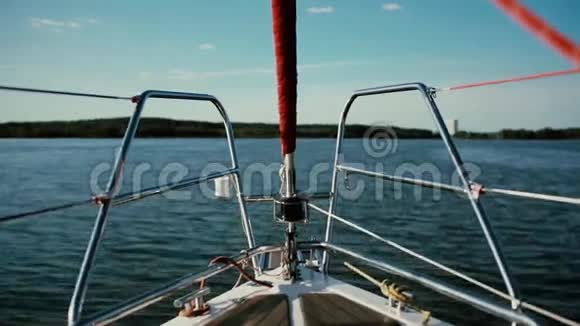 帆船的鼻部全速通过波浪在阳光明媚的日子里乘风航行特写镜头视频的预览图