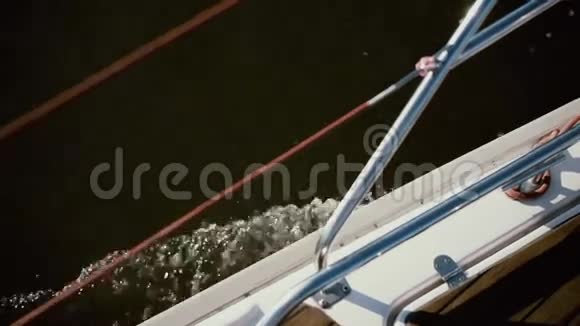 帆船的侧面以全速穿过海浪晴天在风中航行特写镜头视频的预览图