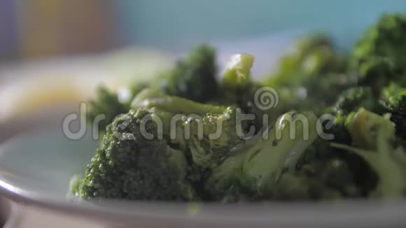 煮熟的西兰花美味的健康食品素食放慢视频食物冒烟热素食主义视频的预览图