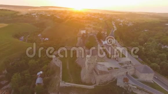 日落时的卡梅涅茨城堡和欧洲最大的城堡之一视频的预览图