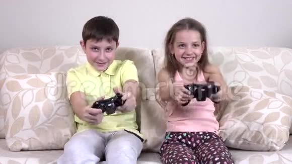 兄妹俩在沙发上玩电子游戏视频的预览图