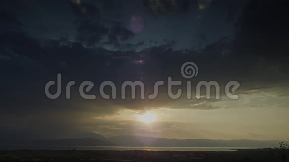美丽的湖面日落视频的预览图