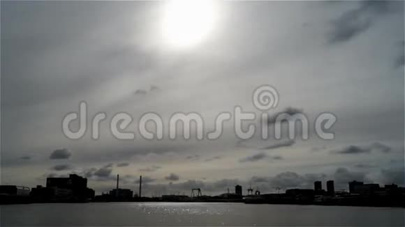城市云船江天太阳桥视频的预览图