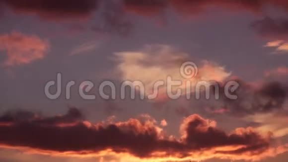 夕阳神秘的燃烧云视频的预览图