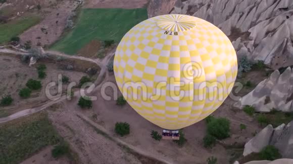 许多五颜六色的热气球飞在山上卡帕多西亚全景视频的预览图