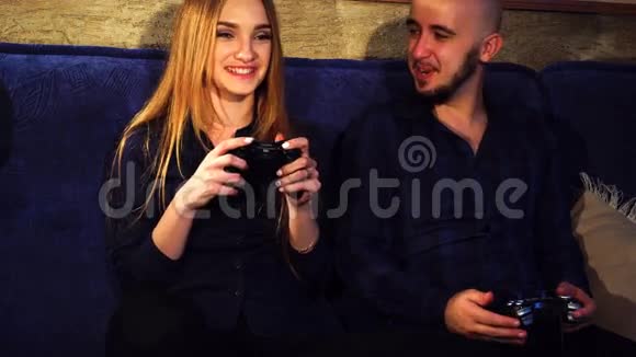 一个女孩和一个男人玩电脑游戏视频的预览图