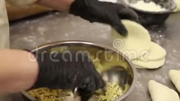 在烹饪店做饭做面团卷饼和椒盐卷饼视频的预览图