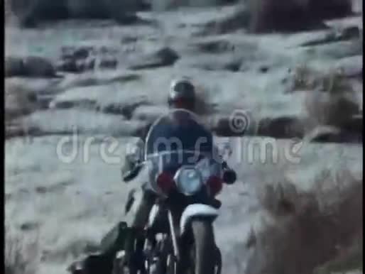 笨拙的摩托车警察视频的预览图