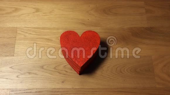 女性手从堆栈中取出四个红色的心脏形状爱关怀情人节团聚家庭观念4K视频的预览图