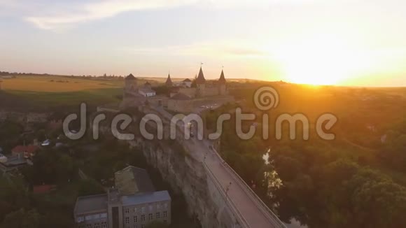 日落时的卡梅涅茨城堡和欧洲最大的城堡之一视频的预览图