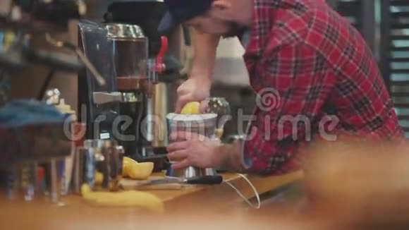 咖啡师从新鲜橙子里榨出果汁视频的预览图