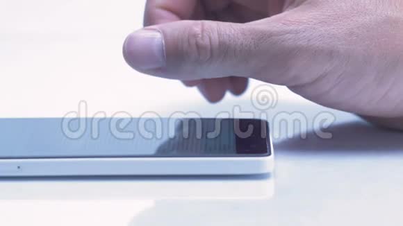 男性手指滚动和敲击触摸屏智能手机使用移动应用程序视频的预览图