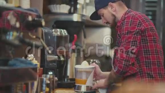 咖啡师准备了新鲜果汁维生素橙汁视频的预览图