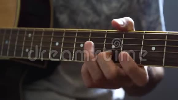 吉他手在录音室弹声吉他视频的预览图