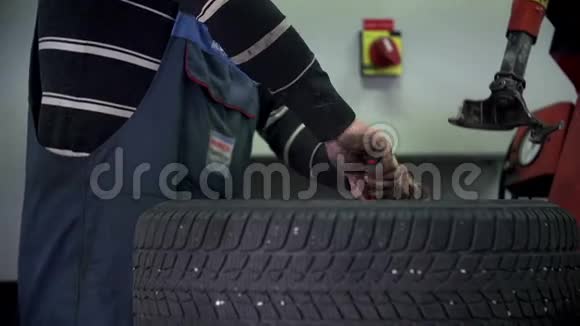 硫化机装满了汽车的轮胎视频的预览图