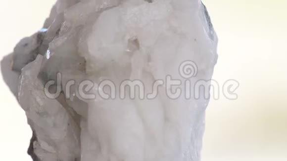 含有大量白色晶体的石英岩视频的预览图