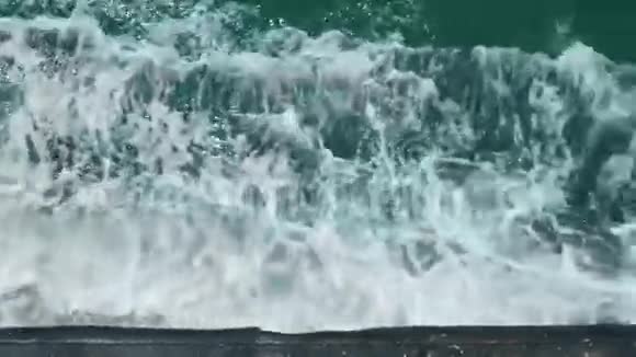 第一人称从船上俯瞰海浪船使水变成美丽的泡沫醒来高清泰国视频的预览图