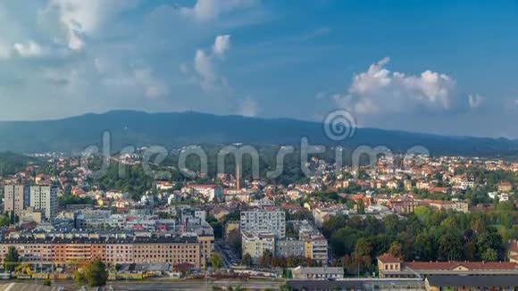 全景城市中心时间推移萨格勒布克罗地亚与现代和历史建筑山的背景视频的预览图