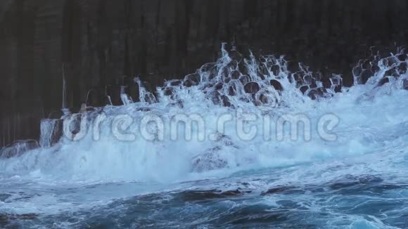 火山海岸线悬崖和波浪以超慢的速度断裂视频的预览图